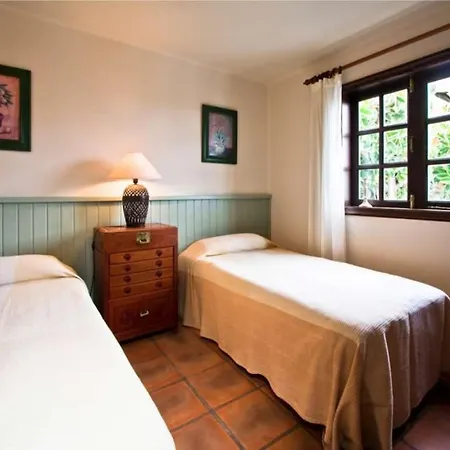 Villa Sleeps 6 Pool Wifi *
