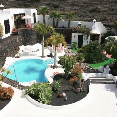 Villa Sleeps 6 Pool Wifi *