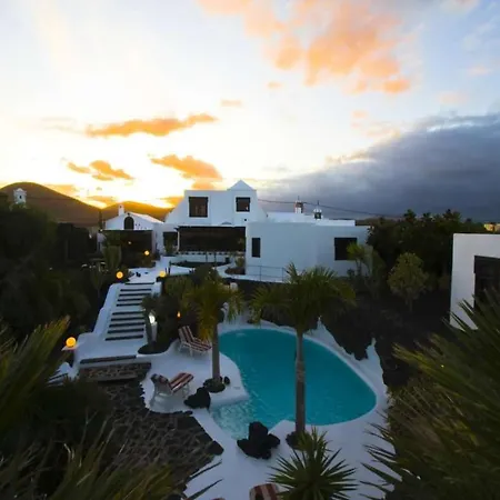 Sleeps 6 Pool Wifi Villa *
