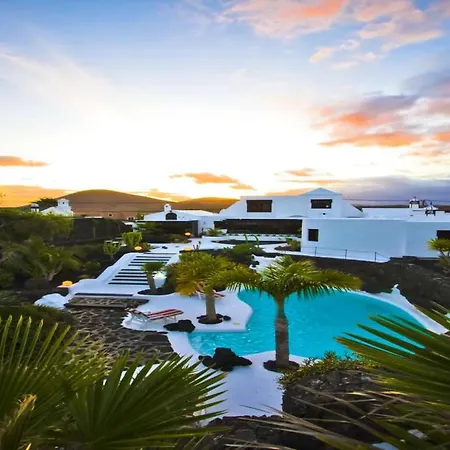Villa Sleeps 6 Pool Wifi